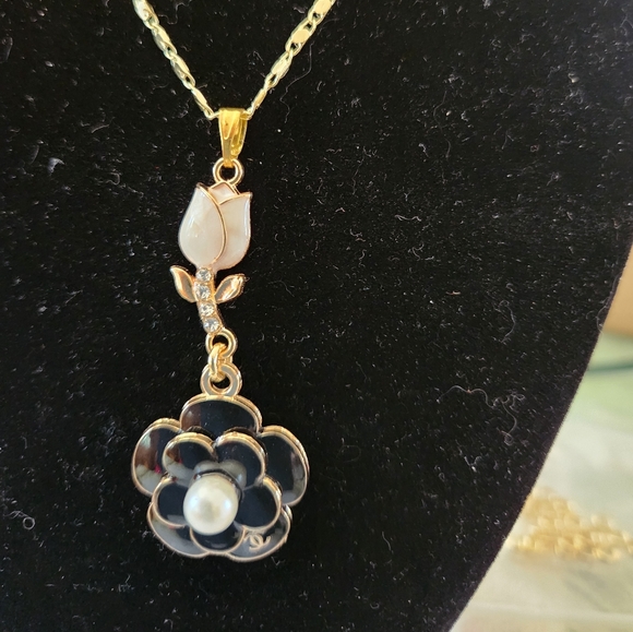 ZIPPER PULL Jewelry - BLK PEARL CAMILLA FLOWER CC ZIPPER PULL W/ WHITE FLOWER CHARM